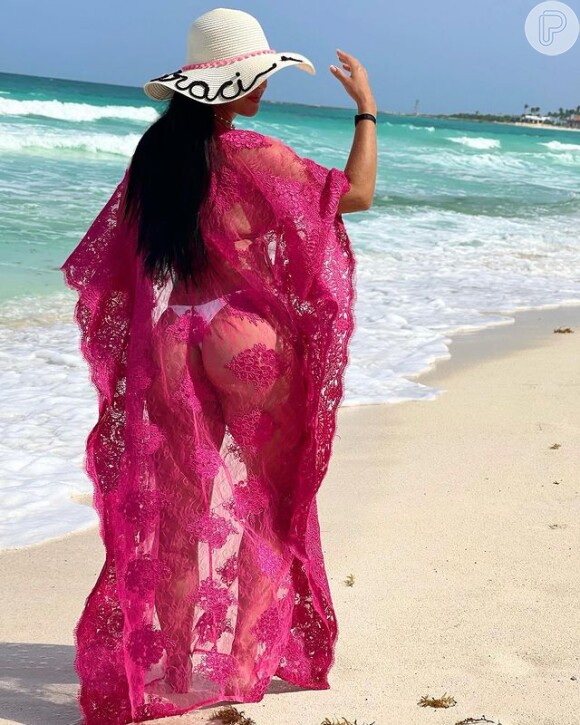 Saída de praia de Graciele Lacerda: modelo usa kaftan cor de rosa com transparência