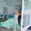 Saída de praia de Flavia Pavanelli: vestido amplo e verde pastel deixou visual romântico