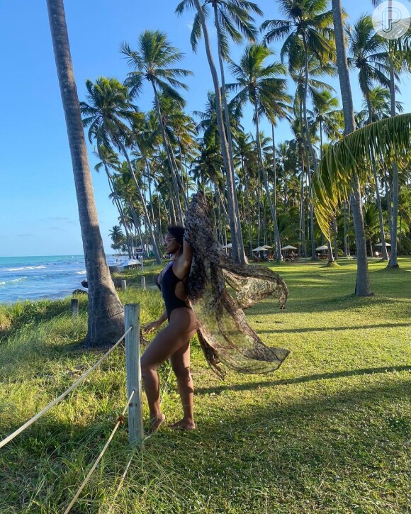 Saída de praia de Cris Vianna: atriz escolheu modelo com transparência em viagem a destino praiano