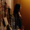 Sandra (Isis Valverde) cai em uma armadilha de Vitória (Bianca Bin) e fica trancada em seu antigo quarto, em cena de 'Boogie Oogie'
