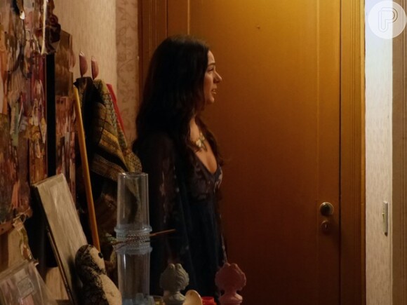 Sandra (Isis Valverde) cai em uma armadilha de Vitória (Bianca Bin) e fica trancada em seu antigo quarto, em cena de 'Boogie Oogie'