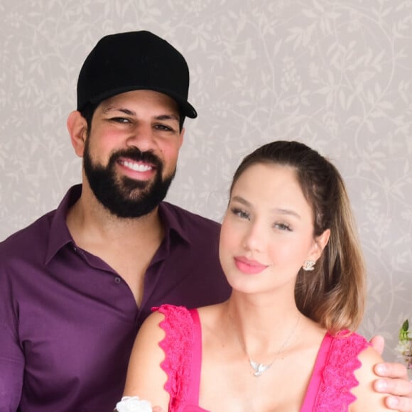 Filha do cantor Sorocaba deixa hospital com o sertanejo e a mãe, Biah Rodrigues, em 13 de novembro de 2021