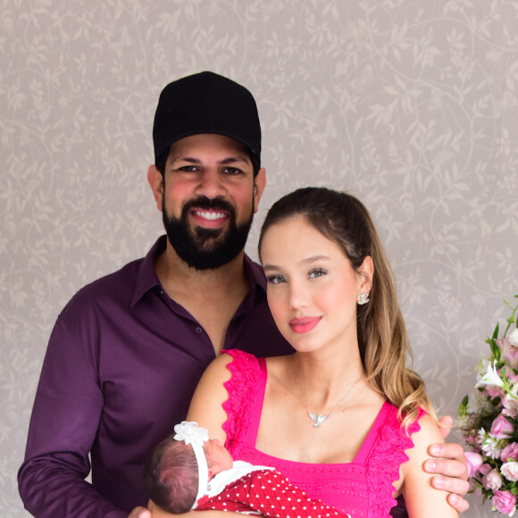 Cantor Sorocaba e a mulher, Biah Rodrigues, deixam hospital com a filha recém-nascida, Fernanda