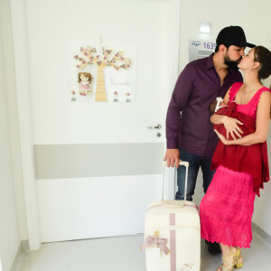 Cantor Sorocaba beija a mulher, Biah Rodrigues, ao deixar hospital em São Paulo