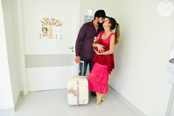 Cantor Sorocaba beija a mulher, Biah Rodrigues, ao deixar hospital em São Paulo