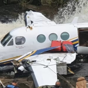 O avião bimotor de pequeno porte que transportava Marília Mendonça caiu em uma cachoeira