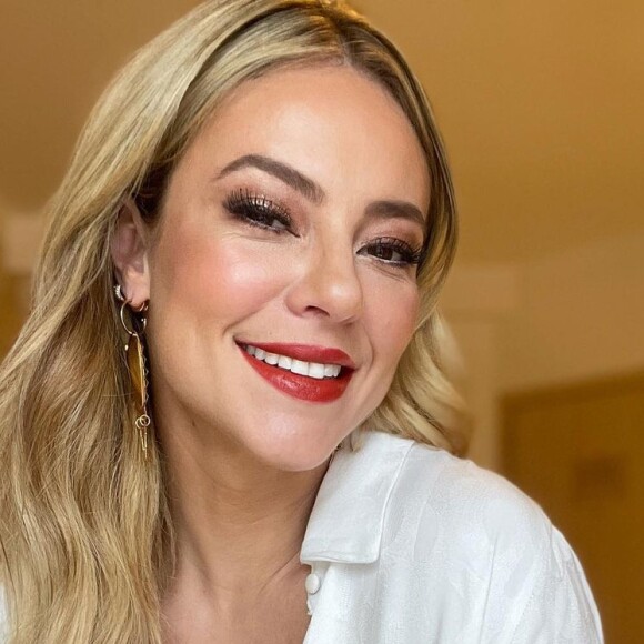 Paolla Oliveira é enaltecida por fã após afirmar que 'aproveita a luz': 'A luz que te aproveita, minha cara'