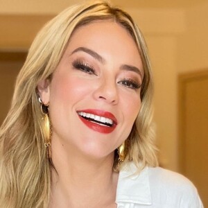 Paolla Oliveira exibiu decote e apareceu sorridente em publicação na semana passada