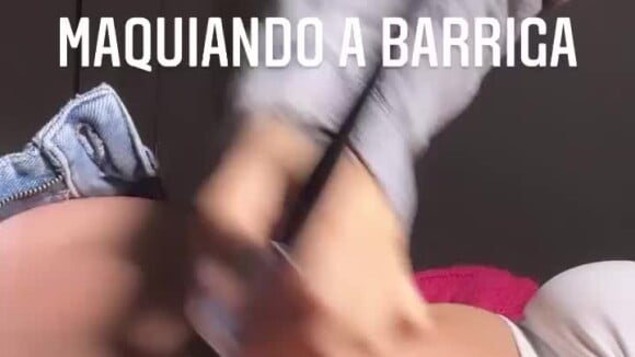 Virginia Fonseca maquia barriga trincada em bastidores de trabalho