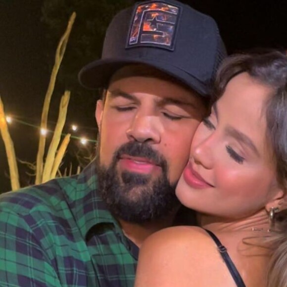 Biah Rodrigues tieta o marido, Sorocaba, nos bastidores do DVD do sertanejo: a modelo recebeu elogios pelo look