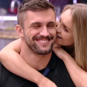 Durante o 'BBB', Arthur Picoli viveu um romance com Carla Diaz