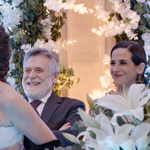 Novela 'Um Lugar ao Sol': Pouco depois, Christian/Renato (Cauã Reymond), que se casou com Bárbara (Alinne Moraes), vai brigar com toda a família da mulher