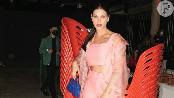 Andressa Suita combina blusa transparente com conjunto de alfaiataria de grife na São Paulo Fashion Week