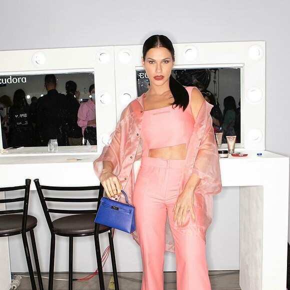 Andressa Suita usou o conjunto e a blusa transparente para assistir ao desfile da marca das roupas que estava vestindo: Misci