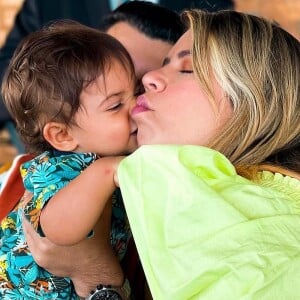 Filho de Marília Mendonça, Léo apareceu cantando em um karaokê e encantou a web