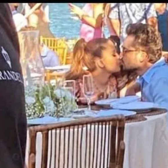 Maiara e Fernando Zor foram flagrados aos beijos durante o evento