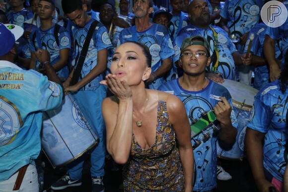 A apresentadora do 'Programa da Sabrina', que é rainha de bateria da escola de samba, distribui beijos aos foliões