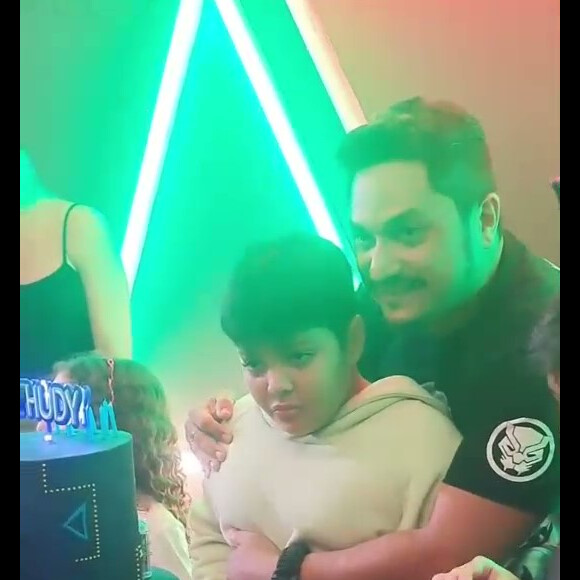 Mileide Mihaile preparou festa para aniversário do filho enquanto fica confinada em 'A Fazenda 13', mas Yhudy preferiu comemoração menor em parque de games