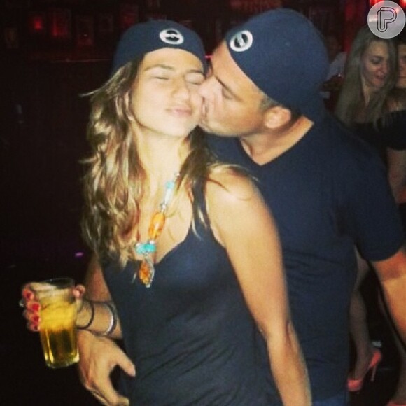 Paula Morais postou em seu Instagram uma foto recebendo um beijinho de Ronaldo