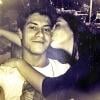 Arthur Aguiar também postou uma foto recebendo um beijinho da namorada, Giovanna Lancellotti