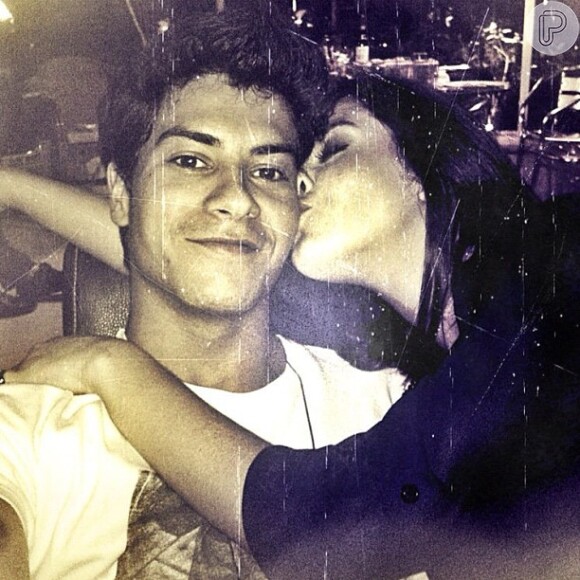 Arthur Aguiar também postou uma foto recebendo um beijinho da namorada, Giovanna Lancellotti