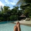 Xuxa dividiu com seus fãs uma foto dos pés dela e de Junno em um dia de sol na piscina de sua casa