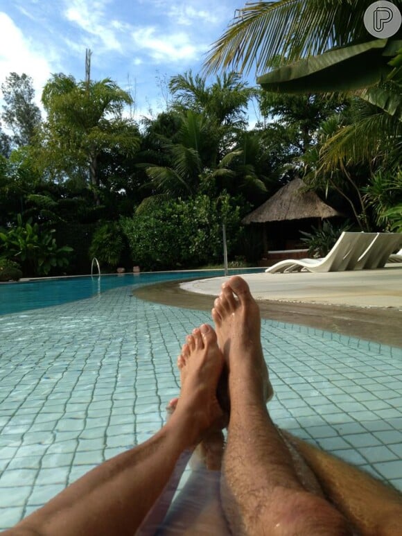 Xuxa dividiu com seus fãs uma foto dos pés dela e de Junno em um dia de sol na piscina de sua casa