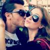 Klebber Toledo postou uma foto dando um beijinho na namorada, Marina Ruy Barbosa
