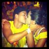 Discrição? A própria Giovanna Lancellotti postou o registro do beijo do casal no Carnaval de Salvador 2013