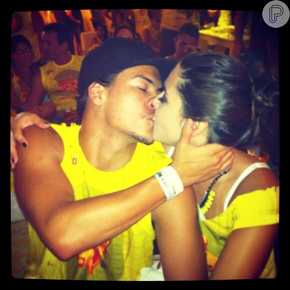 Discrição? A própria Giovanna Lancellotti postou o registro do beijo do casal no Carnaval de Salvador 2013