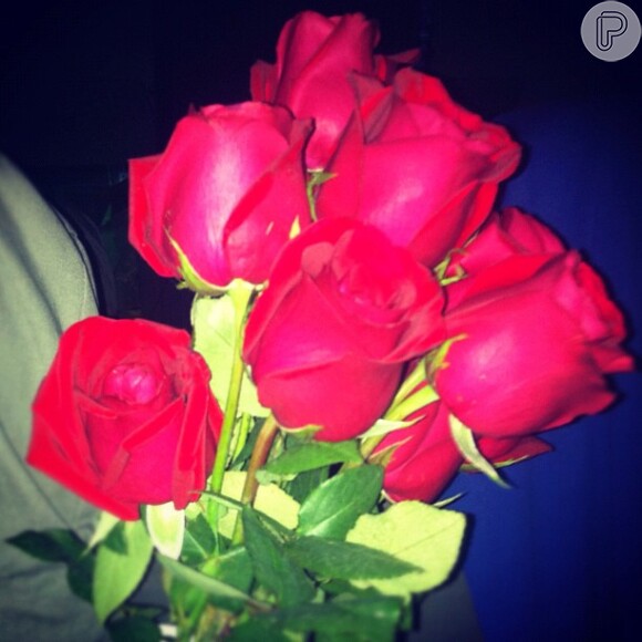 Em julho de 2012, Thaís Fersoza postou uma foto com um buquê de rosas vermelhas. Na legenda, escreveu: 'Tem coisas que não precisam ser ditas... Ei! Brigada! As mais lindas!'. E Michel Teló respondeu: 'Ei... De nada'