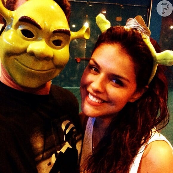 Thiago Martins postou uma foto com Paloma Bernardi brincando com o filme 'Shrek'