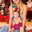Virgínia Fonseca posou com a filha Maria Alice no colo ao posar para as fotos do aniversário de seis meses da menina