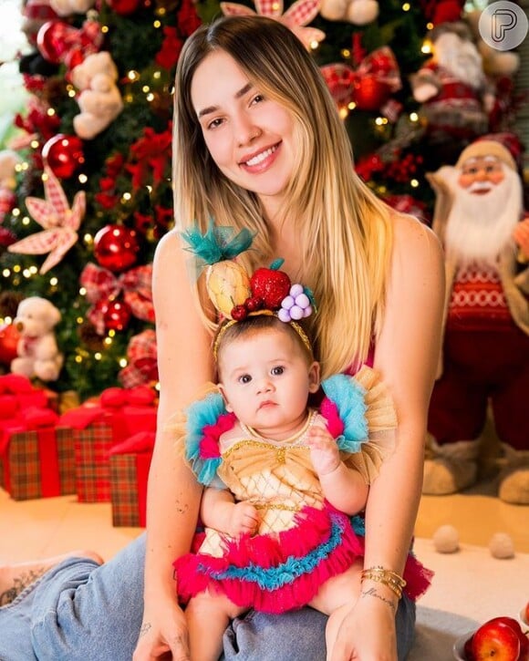 Virgínia Fonseca posou com a filha Maria Alice no colo ao posar para as fotos do aniversário de seis meses da menina
