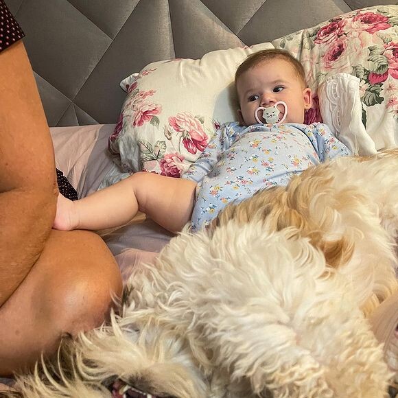 Virgínia Fonseca lamentou, no entanto, que Maria Alice, com apenas seis meses, esteja tentando falar 'papai' e não 'mamãe'