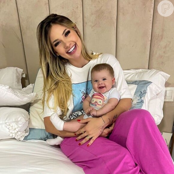 Virgínia Fonseca vem mostrando detalhes do crescimento da filha que já segura a mamadeira sozinha