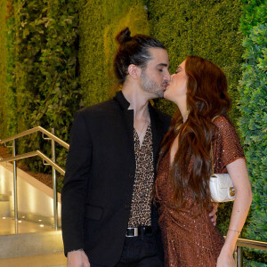 Fiuk e a namorada, Thaisa Carvalho, trocaram beijos em evento