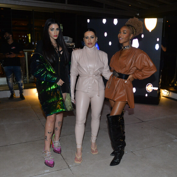 Cleo posou com as cantoras Karol Conká e Azzy