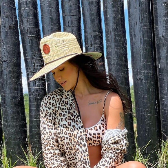 Andressa Suita faz foto de maiô supercavado e corpo rouba cena. Modelo já usou animal print em looks de praia