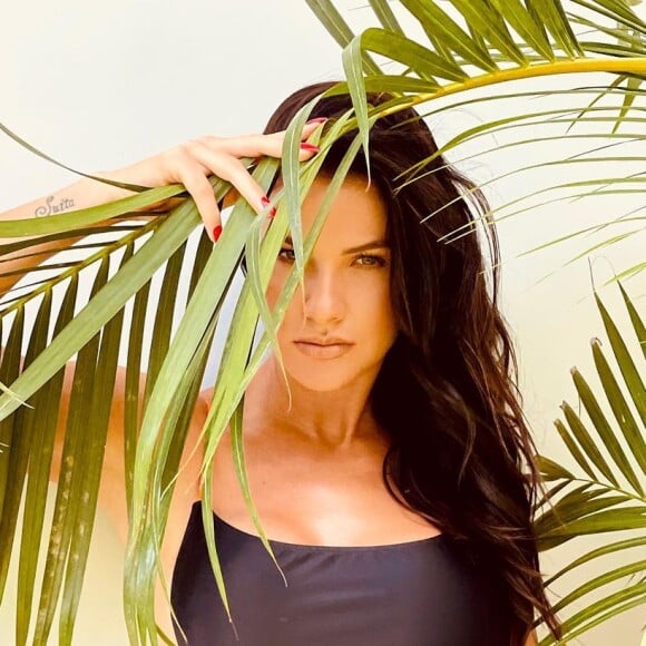 Andressa Suita escolheu maiô preto com detalhes em neon laranja e rosa