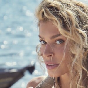 De cabelo cacheado, Grazi Massafera fotografou coleção de moda praia em Alter do Chão