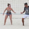 Larissa Manoela praticou futevôlei na areia da praia da Barra da Tijuca