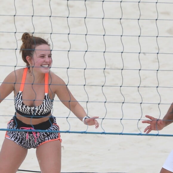 Larissa Manoela praticou futevôlei na areia da praia da Barra da Tijuca