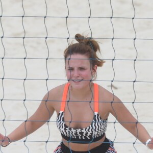 Exercícios de Larissa Manoela: na praia, a atriz mostrou habilidade com os exercícios