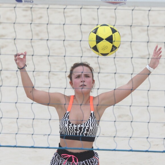 Larissa Manoela pratica futevolêi com conjuntinho gráfico cheio de estilo