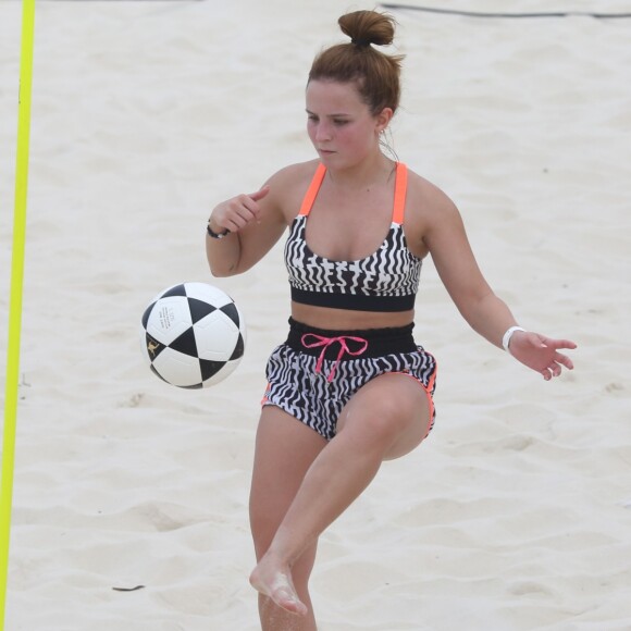 Larissa Manoela mostrou habilidade com o exercício físico, realizado na areia da praia