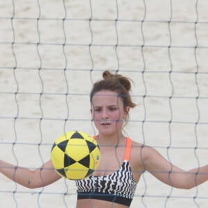 Moda fitness de Larissa Manoela: atriz treina na praia com conjuntinho gráfico e neon