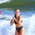 Larissa Manoela é fã de praia e adora lazer e exercícios à beira-mar