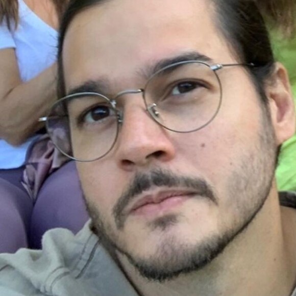 Fátima Bernardes e Túlio Gadelha aparecem juntos em post de recordação do cachorro que morreu nesta sexta-feira (03)