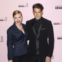 Scarlett Johansson se casa em segredo com jornalista Romain Dauriac, diz jornal
